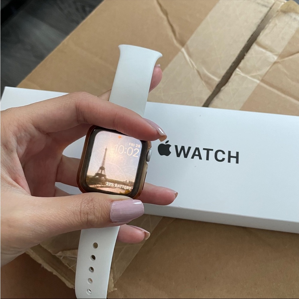 Apple Watch SE GPS ONLY
40mm - FIRST GENERATION